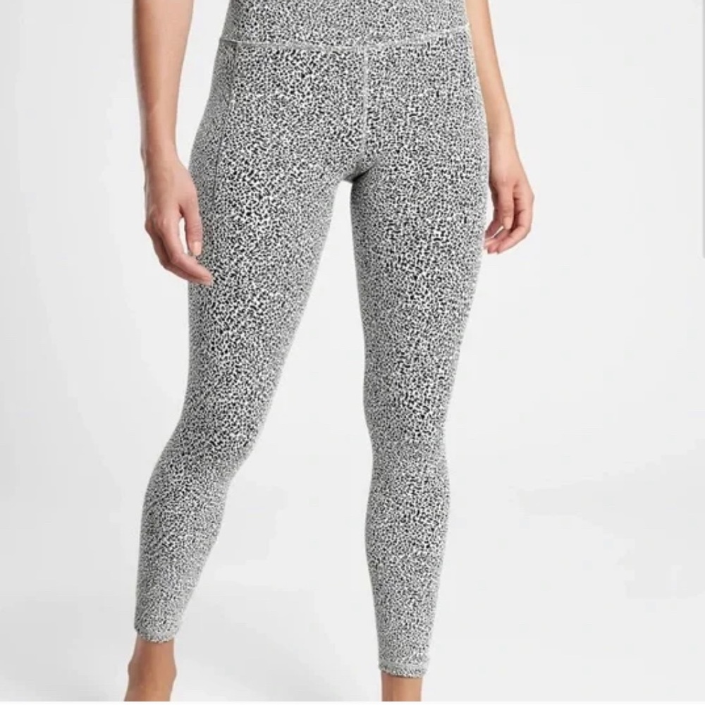 ATHLETA SALUTATION STASH ll textured micro cheetah pattern - black .